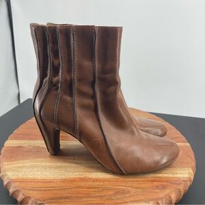 Tsubo Ribbed Womens Size 7.5 Ankle booties Brown Leather Zip Up heeled Booties‎